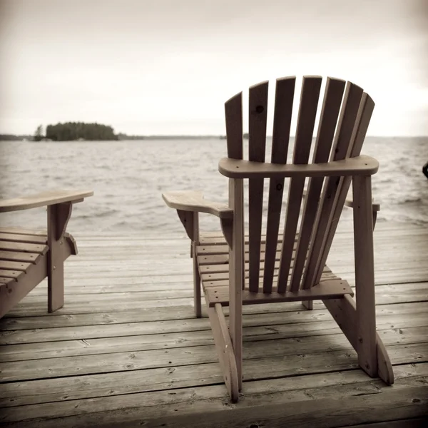 Adirondack stolar på däck, muskoka, ontario, Kanada — Stockfoto