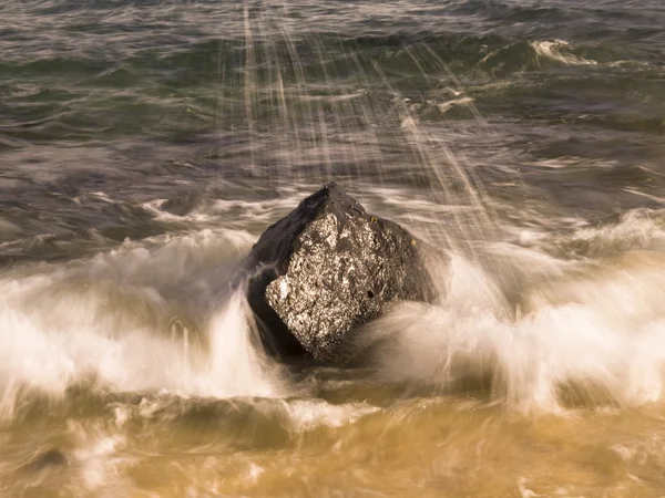 Éclaboussures d'eau sur un rocher, Poipu, Kauai, Hawaï — Photo