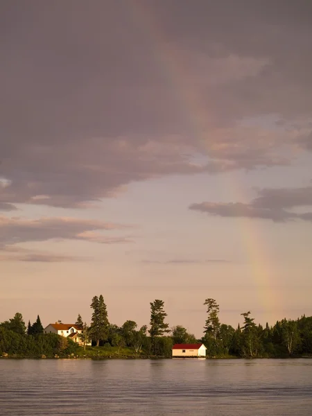 Lesní jezero, ontario, Kanada, duha nad jezerem — Stock fotografie