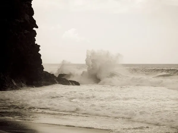 ナパリ海岸州立公園、カウアイ島、ハワイの崖に対して波 — ストック写真