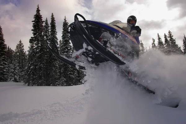 Adam bir kar arabası atlama — Stok fotoğraf