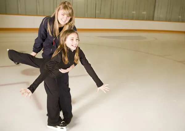Duas meninas praticando patinação no gelo juntos — Fotografia de Stock