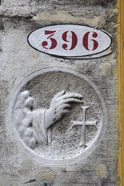 Dům číslo 396 a vyřezávané požehnání, Benátky — Stock fotografie