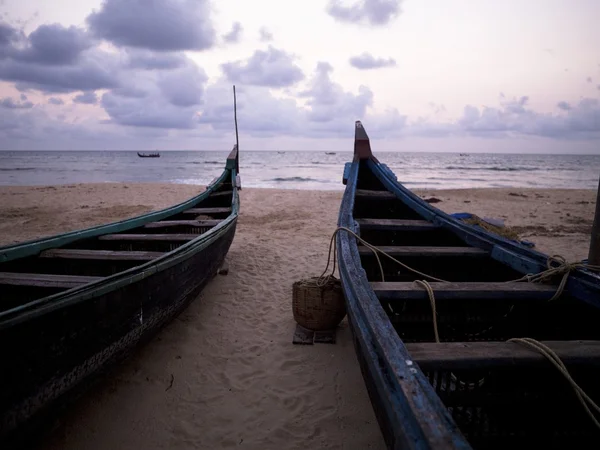 Boote an Land, Arabisches Meer, Kerala, Indien — Stockfoto