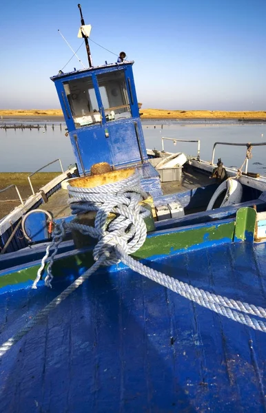 Vissen boot, amble, northumberland, Engeland — Stockfoto