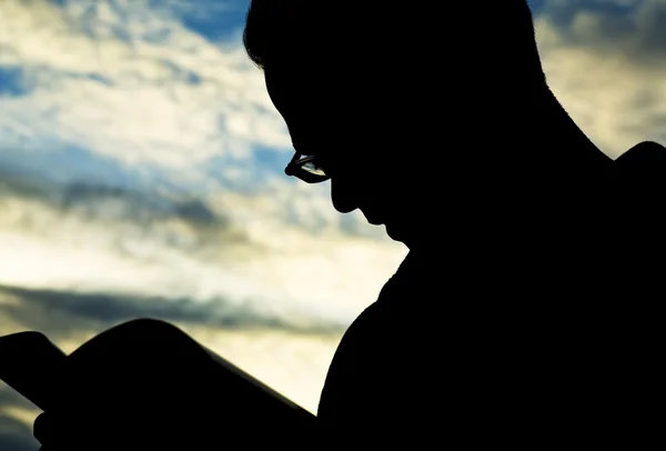 Silhouette Of Man Reading — Stock Photo, Image