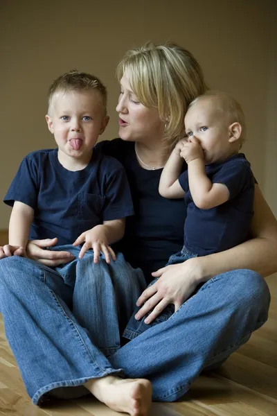 Una madre con due figli — Stok fotoğraf