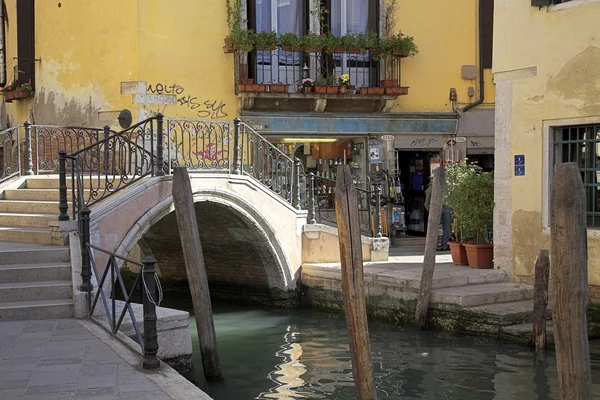 Puente en las calles traseras de Venecia, Italia —  Fotos de Stock