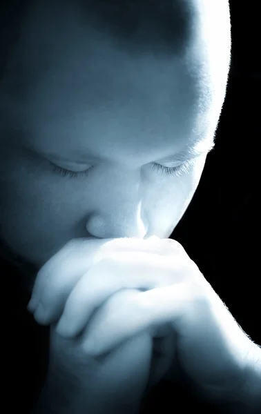 若い男の祈り — ストック写真