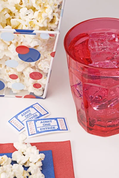 Popcorn, boissons et billets de cinéma — Photo