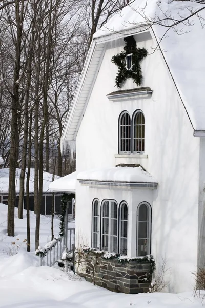 Huis in de winter — Stockfoto