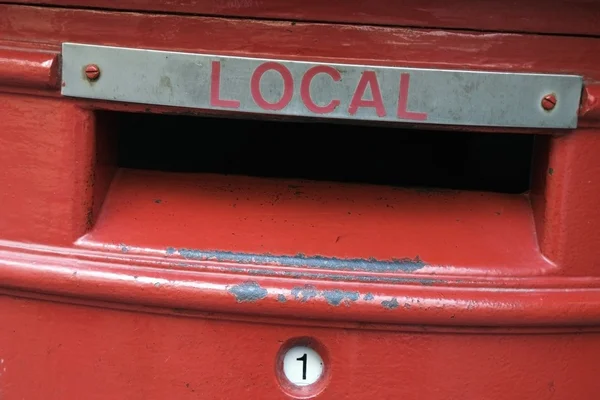 Boîte aux lettres. Fente de courrier d'une boîte aux lettres britannique locale — Photo