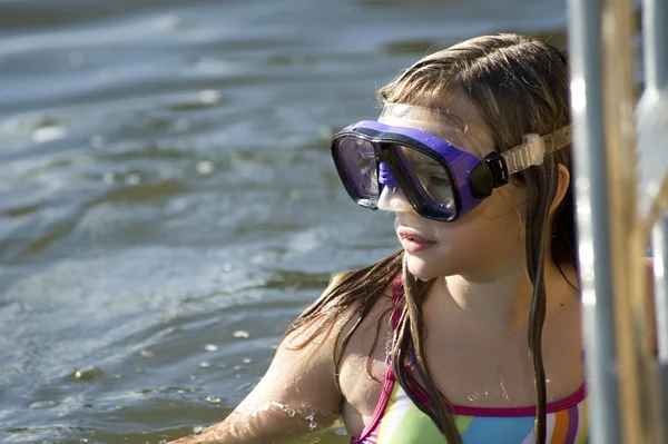 Tienermeisje met Zwemmen goggles, lake of the woods, ontario, canada — Stockfoto