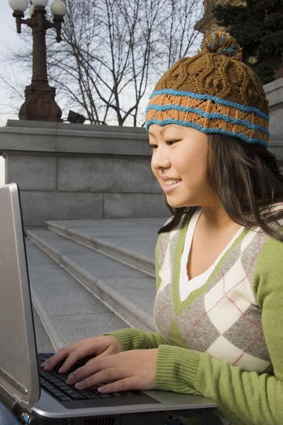 Ragazza che lavora su computer al di fuori — Foto Stock