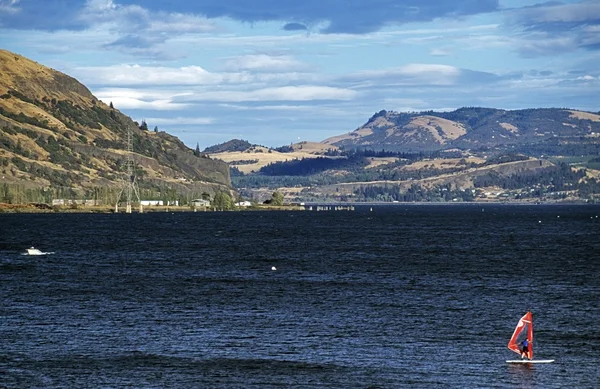 Clarkston, idaho, usa. man Windsurfen in een rivier — Stockfoto