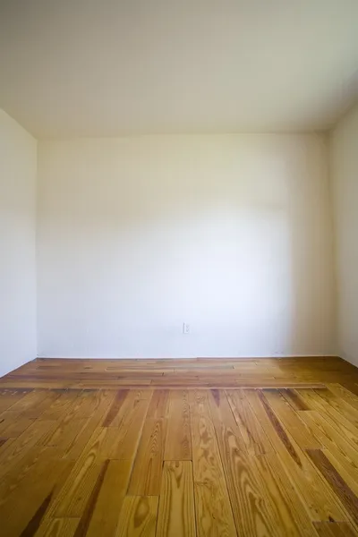 Empty Room With Wooden Floors And White Walls — Stock Photo, Image