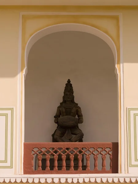 在阳台上，印度的雕像 — 图库照片