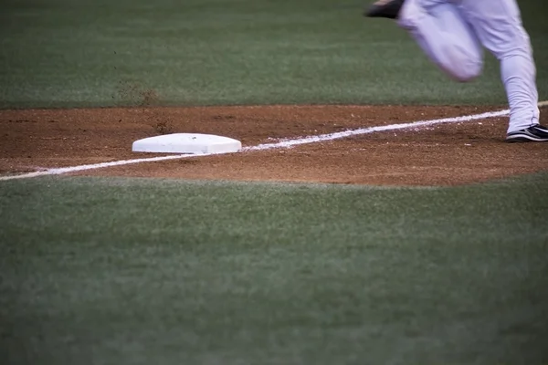 Jogador de beisebol correndo para casa — Fotografia de Stock