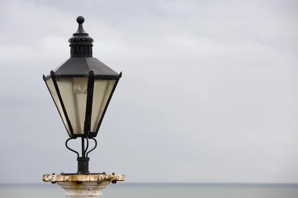 Luz de calle antigua en la playa —  Fotos de Stock