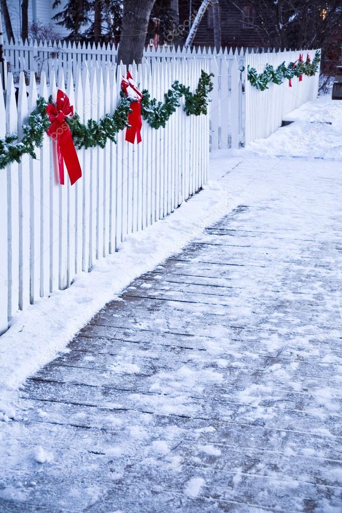 Picket Fence Christmas Decorations Christmas Garland And Red