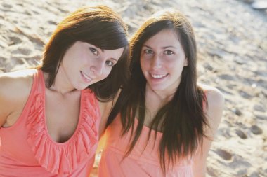 Sahilde oturan iki genç kadın