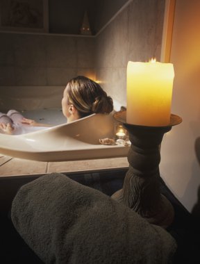 Jakuzide dinlenen kadın