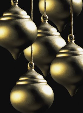 Noel ağacını süsler