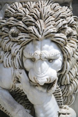 bir at ısırma aslan heykeli