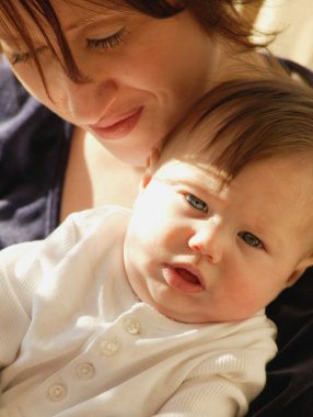 Anne bebek tutan