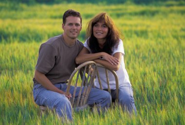 Tarlada oturan çift