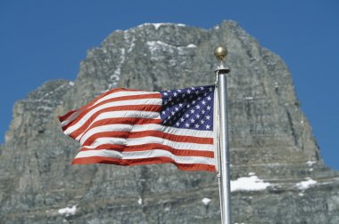 Amerikan bayrağı önünde clements dağ, montana, ABD uçar