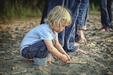 Kumda oynayan çocuk