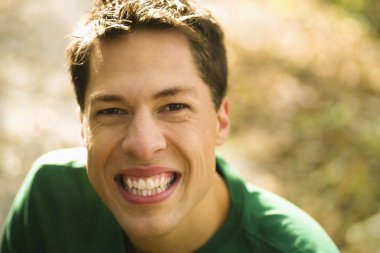 kocaman bir gülümseme ile genç adam