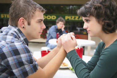 homem com uma mulher olhando uns aos outros. Troutdale, oregon, Estados Unidos da Américabirbirine bakarak bir kadın olan bir adam. Troutdale, oregon, Amerika Birleşik Devletleri
