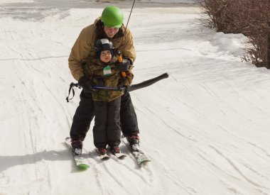 babası küçük oğlu kayak öğretim