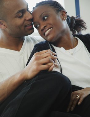 El ele tutuşan çift