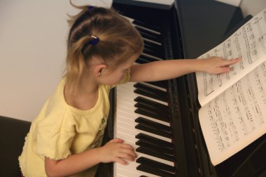 Çocuk piyano çalmayı öğrenir