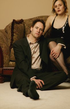 Çift kanepede takılmak