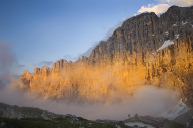 dolomites ve mount civetta günbatımı. Veneto, İtalya