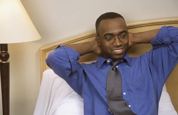 Relajándose en su habitación de hotel — Foto de Stock