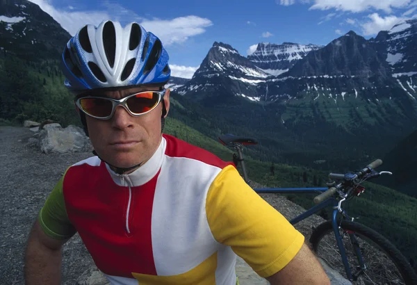 Ciclista de montaña con telón de fondo cordillera — Foto de Stock