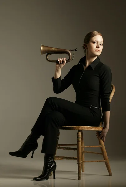 Reproductor de trompeta sentado — Foto de Stock