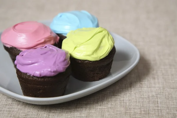 Cupcakes met gekleurde suikerglazuur — Stockfoto