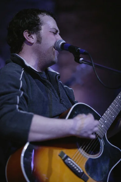 Man Playing Guitar And Singing — Stock Photo, Image