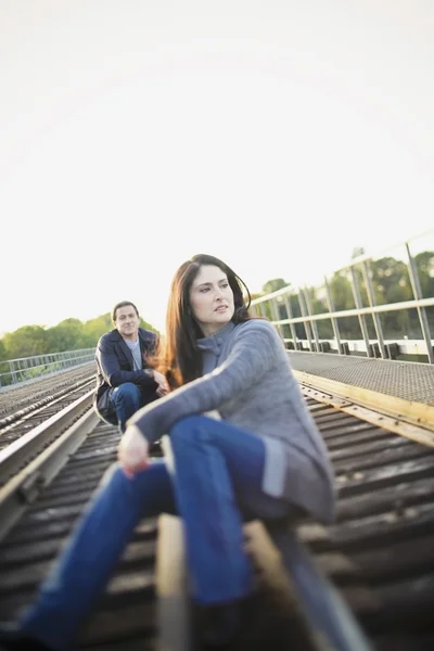 Paar zittend op de railroad tracks — Stockfoto