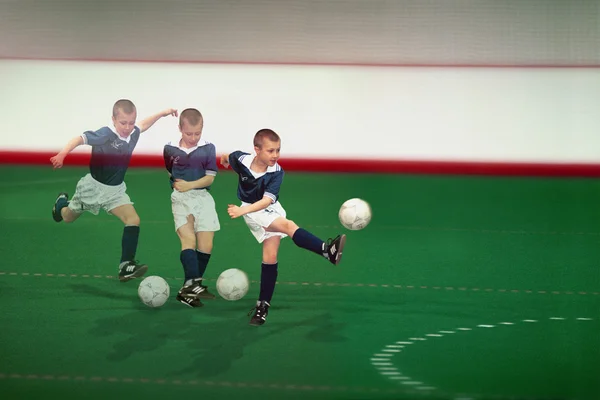 Múltipla exposição de meninos joga futebol — Fotografia de Stock