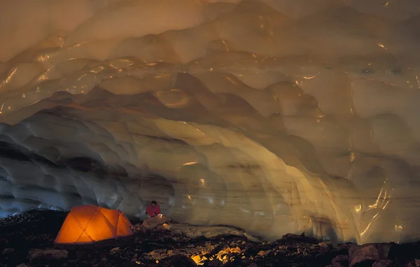 Camping In Ice Cave Mount Edith — Stock Photo, Image