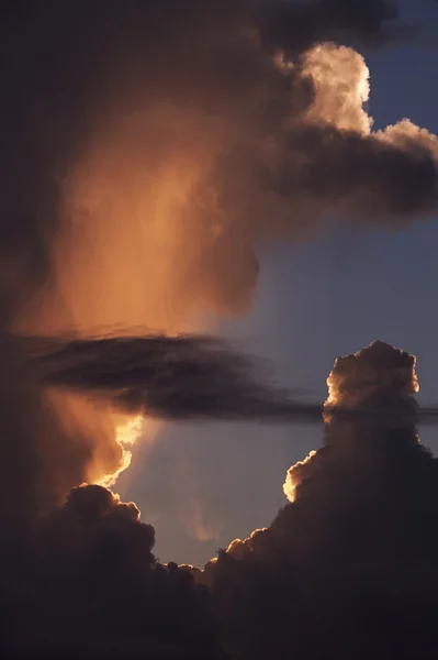 Rayos de sol a través de nubes — Foto de Stock