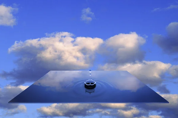 Concepto de agua con gota de agua y nubes — Foto de Stock