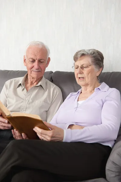 Bejaarde echtpaar die aanbidden met de Bijbel — Stockfoto